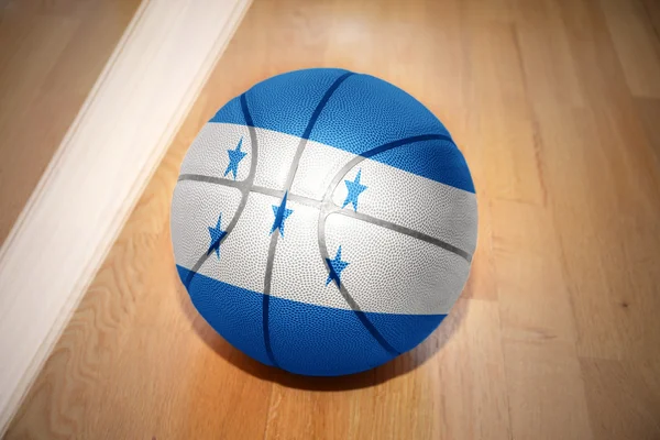 Баскетбольный мяч с национальным флагом Гондураса — стоковое фото