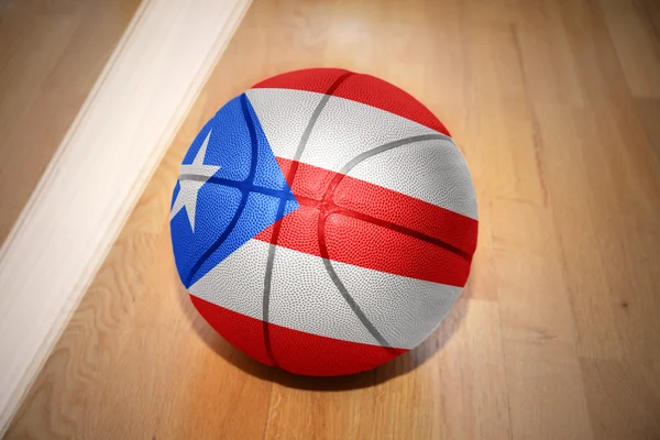 Basketbal bal met de nationale vlag van puerto rico — Stockfoto