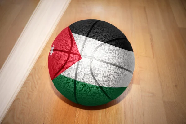Баскетбольный мяч с национальным флагом Иордании — стоковое фото