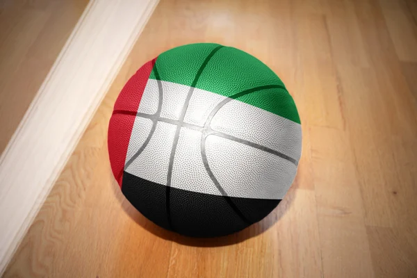 Pelota de baloncesto con la bandera nacional de los emiratos árabes unidos — Foto de Stock