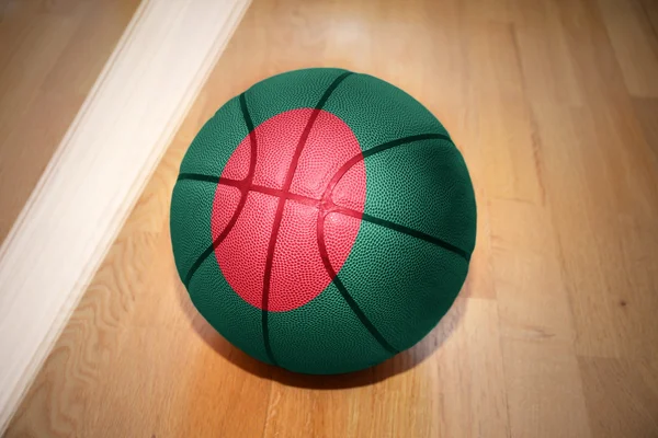 Bola de basquete com a bandeira nacional de bangladesh — Fotografia de Stock