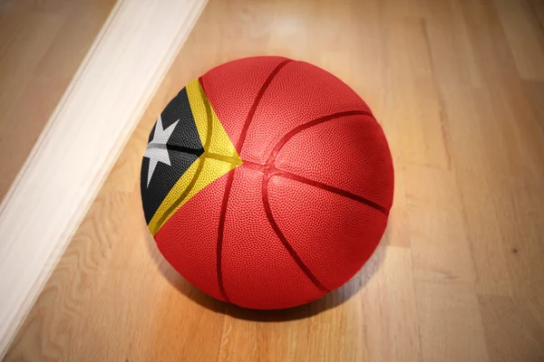 Pelota de baloncesto con la bandera nacional de Timor Oriental —  Fotos de Stock