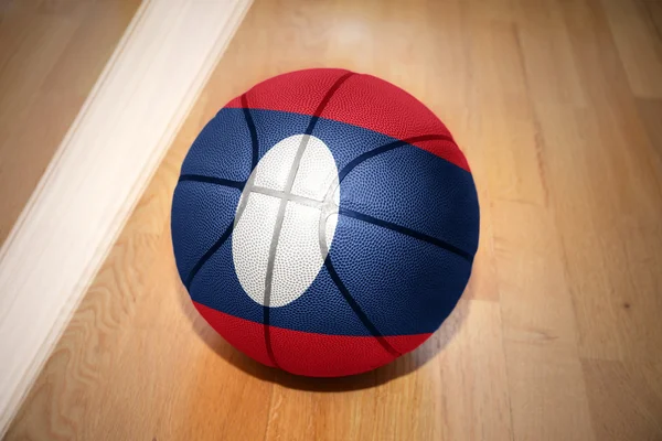 Pelota de baloncesto con la bandera nacional de laos — Foto de Stock