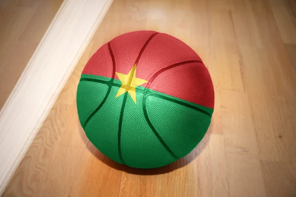 Basketball ball with the national flag of burkina faso — Stock fotografie