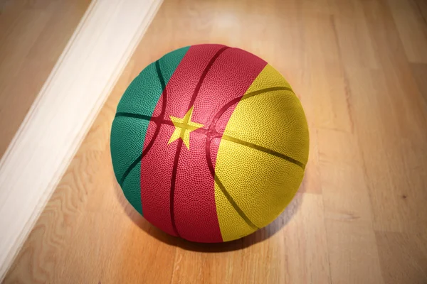 Basketbalový míč s národní vlajka Kamerunu — Stock fotografie