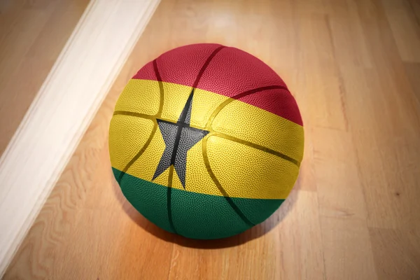 Bola de basquete com a bandeira nacional do ghana — Fotografia de Stock