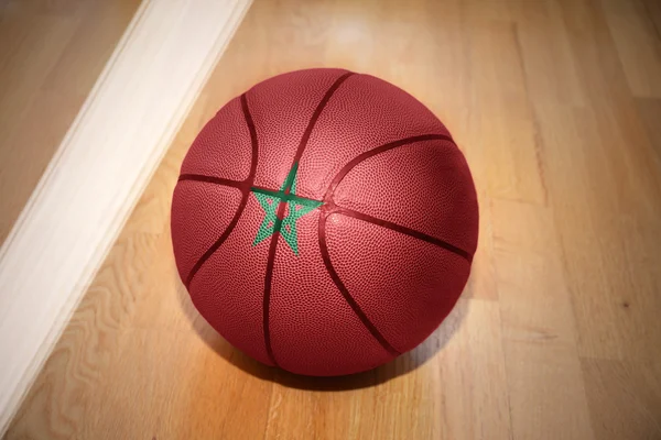 Pallone da basket con bandiera nazionale del Marocco — Foto Stock