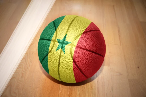 Bola de basquete com a bandeira nacional do Senegal — Fotografia de Stock