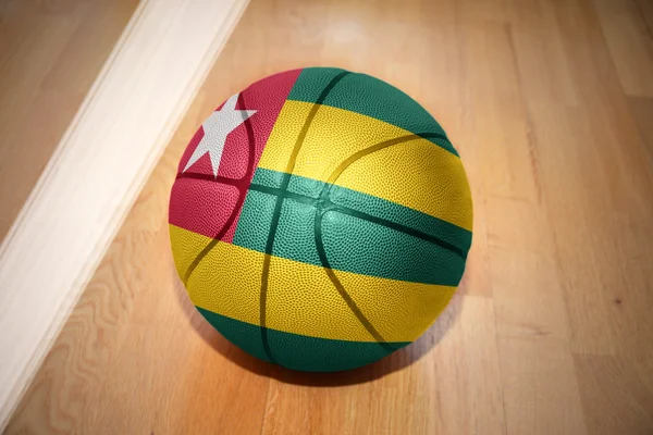 Pelota de baloncesto con la bandera nacional de togo — Foto de Stock