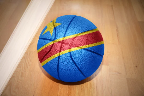 Pelota de baloncesto con la bandera nacional de la república democrática del congo —  Fotos de Stock
