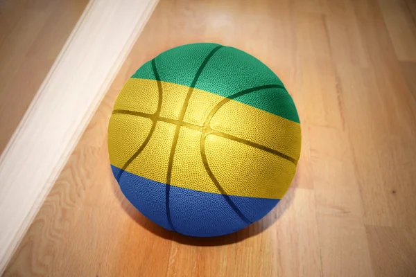 Basket boll med den nationella flaggan av gabon — Stockfoto