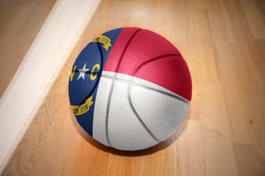 Kuzey carolina eyalet bayrağı ile basketbol topu