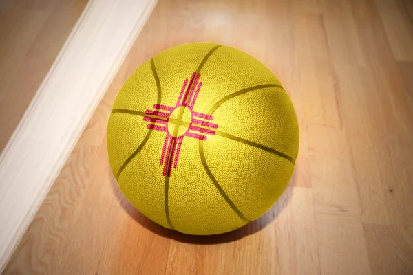 Basketbalový míč s vlajkou státu Nové Mexiko — Stock fotografie