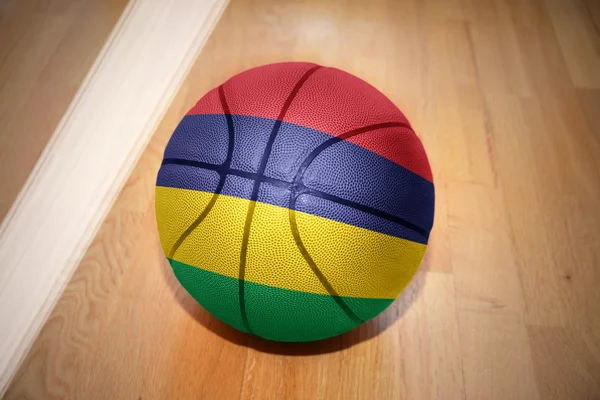 Pallone da basket con bandiera nazionale di mauritius — Foto Stock