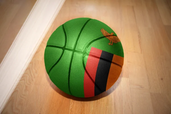 Pallone da basket con la bandiera nazionale della zambia — Foto Stock