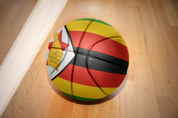 Bola de basquete com a bandeira nacional de zimbabwe — Fotografia de Stock