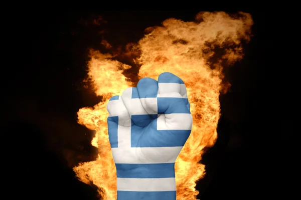 Punho de fogo com a bandeira nacional da Grécia — Fotografia de Stock