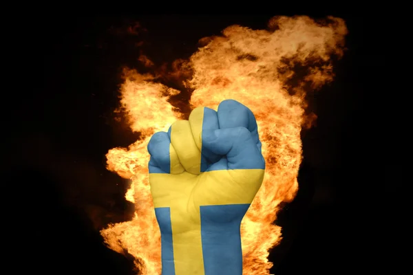 Feuerfaust mit der schwedischen Nationalflagge — Stockfoto