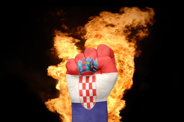 Brand vuist met de nationale vlag van Kroatië — Stockfoto