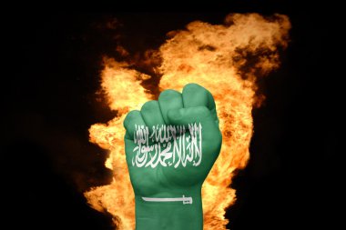 Yangın yumruk ile Suudi Arabistan bayrağı