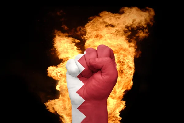 Pugno di fuoco con la bandiera nazionale di bahrain — Foto Stock