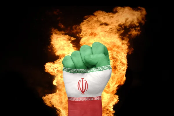 火的伊朗国旗的拳头 — 图库照片