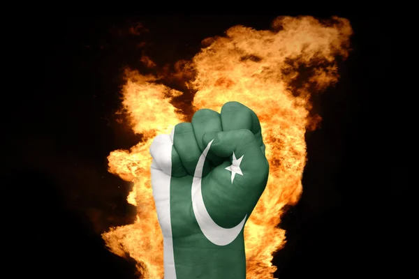 Puño de fuego con la bandera nacional de Pakistán —  Fotos de Stock