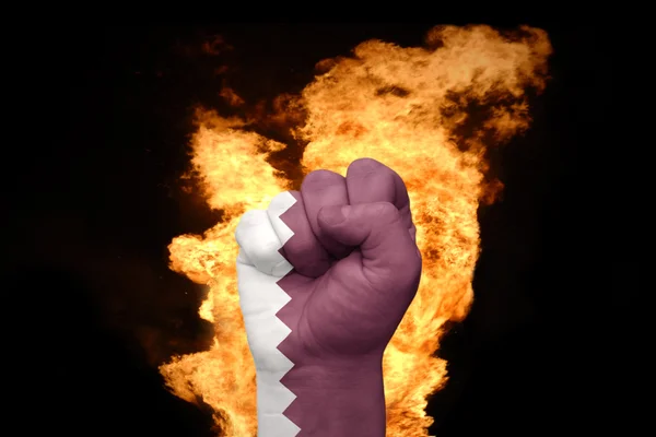 火的卡塔尔国旗的拳头 — 图库照片