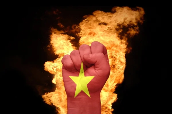 Yumruk vietnam bayrağı ile ateş — Stok fotoğraf