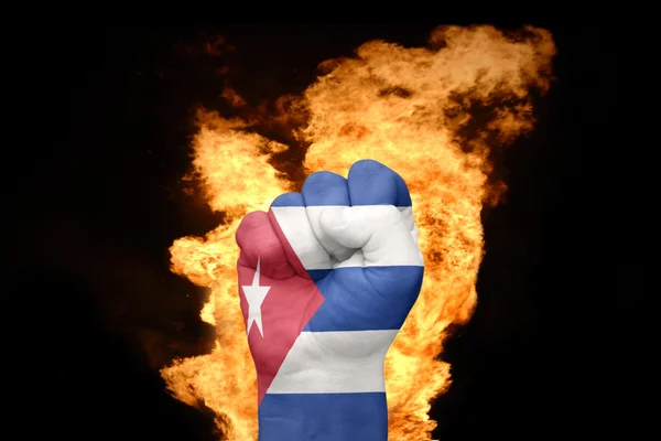 Punho de fogo com a bandeira nacional de Cuba — Fotografia de Stock