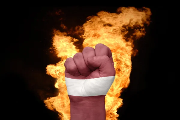 Пожежний кулак з національним прапором Латвії — стокове фото