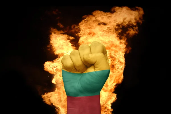 Feuerfaust mit der litauischen Nationalflagge — Stockfoto