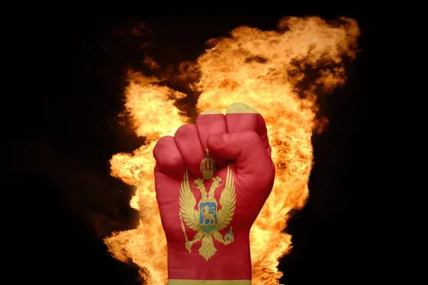 Poing de feu avec le drapeau national de montenegro — Photo