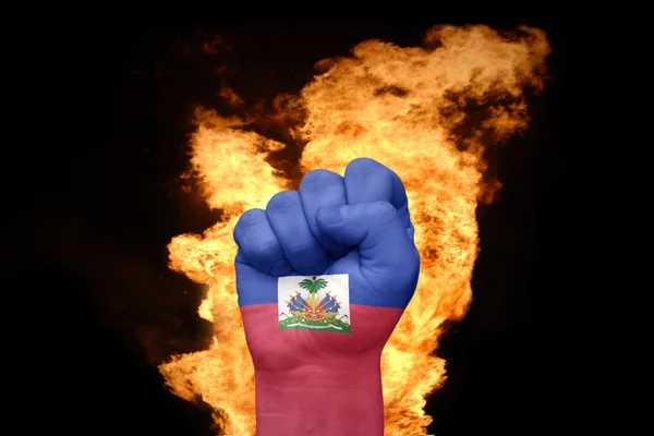 Пожежний кулак з національним прапором Хайті — стокове фото