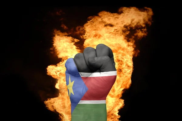 南スーダンの国旗と拳を発射します。 — ストック写真