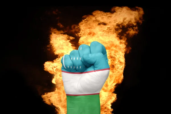 Feuerfaust mit der Nationalflagge Usbekistans — Stockfoto