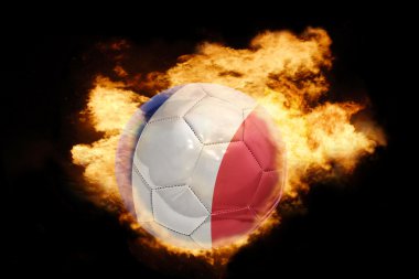 Futbol topu Fransa bayrağı yanıyor