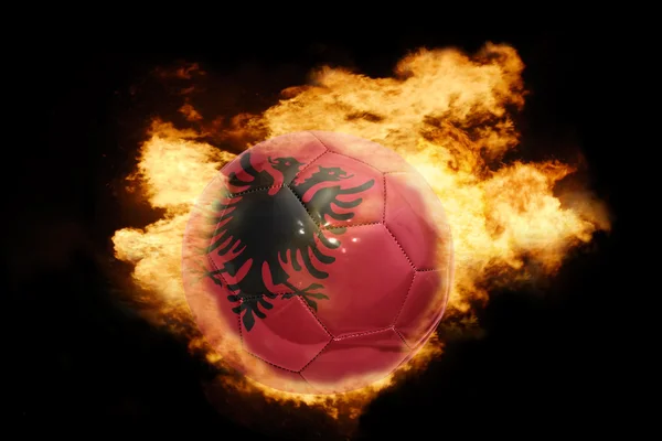 Ballon de football avec le drapeau de l'albania en feu — Photo