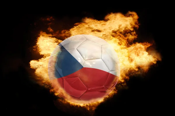 Ballon de football avec le drapeau de la République tchèque en feu — Photo