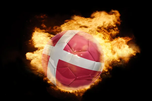 Ballon de football avec le drapeau du Danemark en feu — Photo