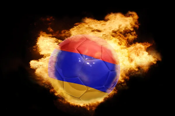 Ballon de football avec le drapeau de l'arménie en feu — Photo