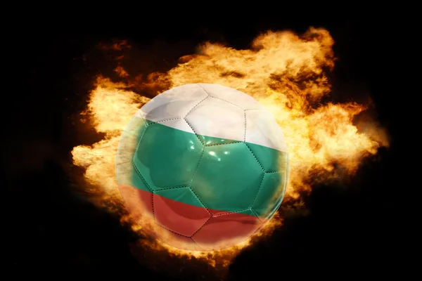 Ballon de football avec le drapeau de bulgaria en feu — Photo