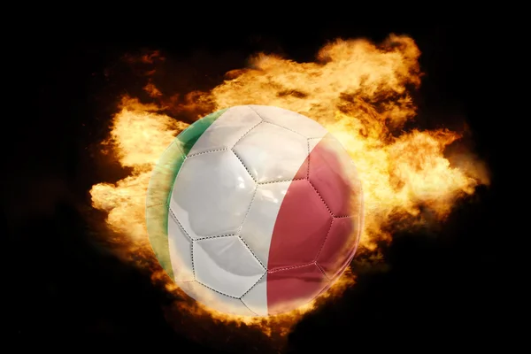 Футбольний м'яч з прапором Італії на вогні — стокове фото