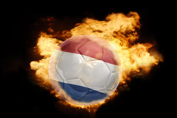 Ballon de football avec le drapeau des Pays-Bas en feu — Photo