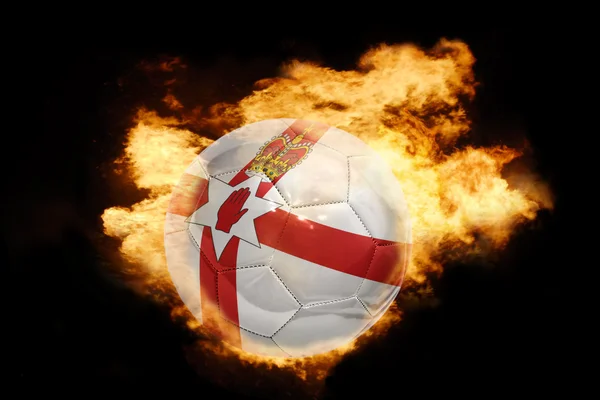 Bola de futebol com a bandeira da Irlanda do Norte em chamas — Fotografia de Stock