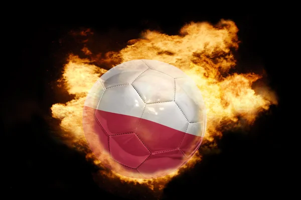Ballon de football avec le drapeau de la pologne en feu — Photo