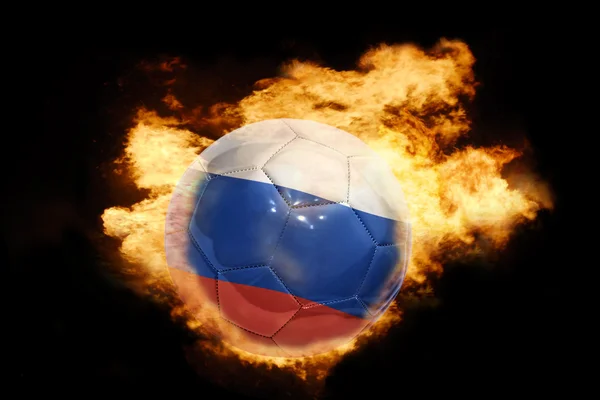 Ballon de football avec le drapeau de la Russie en feu — Photo