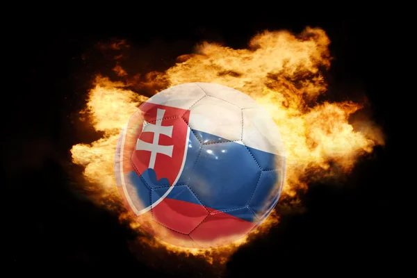 Ballon de football avec le drapeau slovaque en feu — Photo