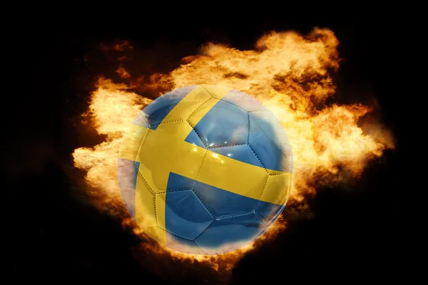 Футбольний м'яч з прапором Швеції на вогні — стокове фото