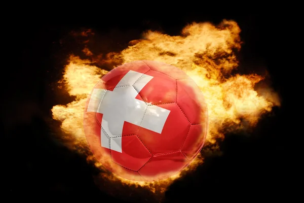 Ballon de football avec le drapeau de la Suisse en feu — Photo